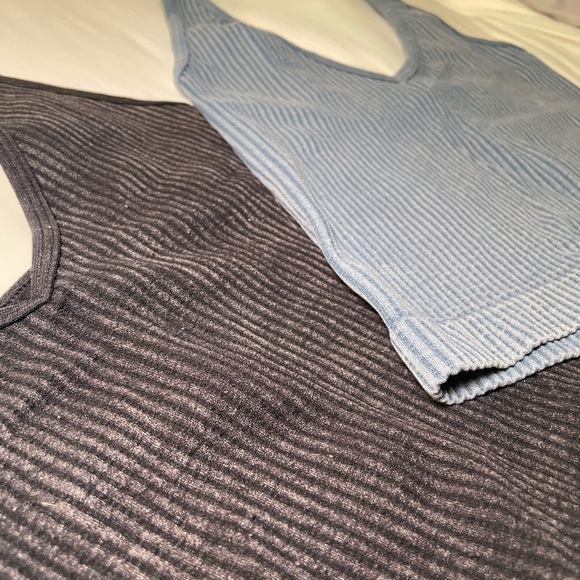 Ribbed Knit V-Neck Tank Top - Black and Blue - Picture 2 of 2